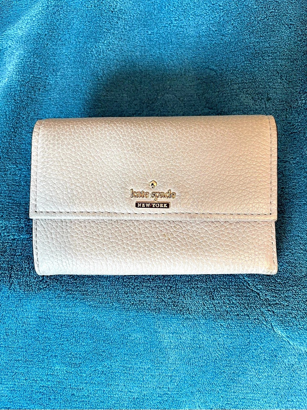 Kate Spade New York Jackson Small Trifold Wallet in Sand